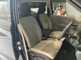 運転席、助手席です。座面も広くゆったりと座れてアームレストも付いているので重宝します。