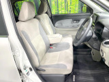 運転席まわりには十分なスペースがあり、大柄な方でもゆったり運転していただける環境です。