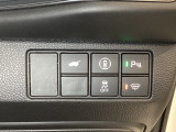 Hondaセンシング用の、VSA(ABS+TCS+横滑り抑制)解除と路外逸脱抑制機能のオンオフスイッチなどはハンドルの右側に装備しています。