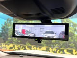 【インテリジェントルームミラー】後席の大きな荷物や同乗者で後方が確認しづらい時でも安心!カメラが撮影した車両後方の映像をルームミラー内に表示。クリアな視界で状況の確認が可能です!