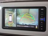 パノラミックビューモニター付きです。車両を上から見たような映像をナビゲーション画面に表示。運転席からの目視だけでは見にくい、車両周辺の状況をリアルタイムでしっかり確認できます。