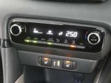 【オートエアコン】車内温度を感知して自動で温度調整をしてくれるのでいつでも快適な車内空間を創り上げます!どの席に座っても快適なドライブが楽しめます♪