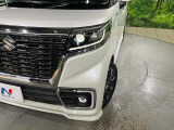【LEDヘッドライト】悪天候や夜間走行時も良好な視界を確保し安心して運転できる高輝度LEDヘッドライトを装備!点灯速度が早く、消費電力も抑えられています。