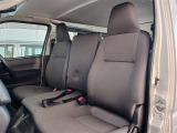 体を包み込むような座り心地で運転をサポートします。