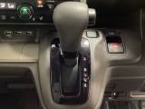 CVT車のセレクトレバーです。低速から高速まで、変速ショックのないスムーズな走りと、エンジン効率のよい領域を維持して燃費にも貢献します。サイドブレーキはスイッチ操作の電子制御パーキングブレーキです。