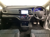 車内は光触媒抗菌消臭施工済です。スタイリッシュなデザインでスポーティなインパネ周りを演出します。グローブボックスやカップホルダーのほかにトレーなどたくさんの収納スペースが付いています。