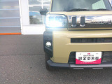 ヘッドライトとフォグランプは明るいLED。夜間の運転も安心です。