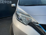 LEDライトは白色光で遠くまで明るく照らし、夜間の安全運転をサポートします