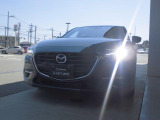 【ハイ・ビーム・コントロールシステム(HBC)】装備です。夜間走行時に先行車や対向車の状況を自動で判断し、ハイビーム・ロービームを自動的に切り替え、安全運転に必要な視認性を確保します。