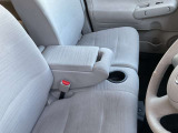 運転席にはアームレストが付いています。