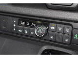 フルオートエアコンを装備しております。車内の温度設定だけでなくPM2.5にも対応した高性能集塵フィルターも装備しており車内はいつも快適空間です。