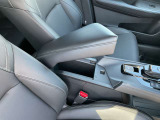 アームレスト下には収納スペースが付いています。
