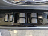 パワーウィンドウのスイッチですよ。 運転席に居ながら窓を開け閉めのコントロールできますよ。 ロック機能で、子供がイタズラして窓を開けるという事も無くなりますよ。