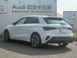 Audiのリヤディフューザーは、車両の後方での空気の流れを整え、乱流を減少させることで、走行安定性を向上させます。またスポーティで洗練された外観を提供し、全体のスタイルに一体感を持たせます。