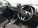 視線移動が少なくドライビングに専念できるコックピット。運転中に必要な「走行情報」とそれ以外の「便利・快適情報」を明確に分けてあるので情報を得る時に迷いを少なくしています。