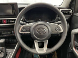 快適な操作性の運転席、ハンドルも綺麗に清掃済みです!もちろん安全を守るエアバッグも装備しているので安心してお乗りいただけます(^^)