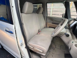 運転席まわりには十分なスペースがあり、大柄な方でもゆったり運転していただける環境です。