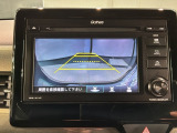 リバースギアに入れるだけで後方の表示へ切り替わります。夜間や雨の日の駐車も楽になりますよ。