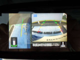 クルマを真上から見下ろしているかのような映像によって、車庫入れや縦列駐車などの駐車時に、自車と駐車位置の関係をひと目で確認でき、スムースな駐車をサポートします。