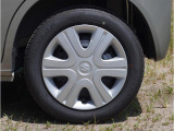 【ホイールキャップ】車に良く似合う純正ホイールキャップが装備されています。ノーマルタイヤ、スタッドレスタイヤもスズキ自販島根にお任せください。