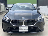 【BMWの伝統】BMWの特徴的な&ldquo;キドニーグリル&rdquo;は、80年以上続く伝統の形でございます。変わらないこだわりのデザインが、プレミアムブランド&ldquo;BMW&rdquo;を創り出します。