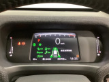 デジタル表示のスピードメーターと安全支援情報、燃費やオドメーターなどの表示の他に、ホンダセンシング機能などの表示もできる多機能なマルチインフォメーション・ディスプレイです。