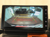 【バックモニター】 駐車時に車両後方の様子を見ることができるので、運転の不安を軽くします。