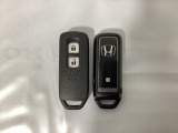 スマートキーを装備しています。鍵を差し込むことなくドアロックの開け閉めと、スタートボタン操作でのエンジンスタートができます。スペアキーも同じものを用意しております。