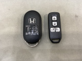 スマートキー付きですからドアロックの開閉およびエンジンスタートが楽々です。電動スライドドアの開け閉めもボタンで操作できます。加えて、純正リモコンエンジンスターター用の操作キーもついています。