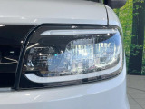 【LEDヘッドライト】悪天候や夜間走行時も良好な視界を確保し安心して運転できる高輝度LEDヘッドライトを装備!点灯速度が早く、消費電力も抑えられています。