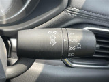 【オートライト(AUTO)】外の明るさをシステムが感知して、自動でヘッドライトが点灯します。ヘッドライトをつけ忘れを防ぐ便利機能です。