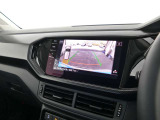 バックモニター搭載で車庫入れ安心!バック中の死角部分がモニターに映し出されるので安全性アップ!前後パークセンサーとバックカメラで車庫入れも安心です。