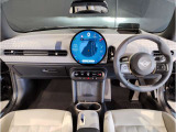 MINIの内装はとにかく『円』に拘ったデザインコンセプトが一目で伝わってきます。これほど円形に拘った車は他に御座いません。伝統のデザイン、トグルスイッチなど遊び心のある内装で御座います。