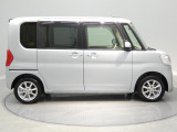 【機能的なサイド】街並みにスッと馴染むデザインです。狭い駐車場でも荷物の出し入れがスムーズに行え、幅広いシーンで活躍します。