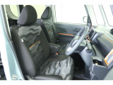 【運転席&助手席】シートは黒を基調にしたスタイリッシュなデザインです。クリーニング済みですので清潔感があり気持ち良く乗っていただけます♪