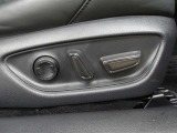 運転席はパワーシートなのでお好みのドライビングポジションに調整可能です♪