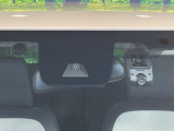 【ホンダセンシング】走行中に前方の車両等を認識し、衝突しそうな時は警報とブレーキで衝突回避と被害軽減をアシスト。より安全にドライブをお楽しみいただけます。