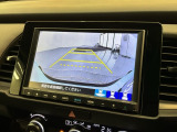 リバースギアに入れるだけで後方の表示へ切り替わります。夜間や雨の日の駐車も楽になりますよ。