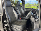 運転席まわりには十分なスペースがあり、大柄な方でもゆったり運転していただける環境です。