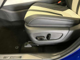 F SPORT専用本革スポーツシート。スポーティな内装がより一層ドライブを楽しくさせます。