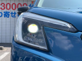 【LEDヘッドライト】悪天候や夜間走行時も良好な視界を確保し安心して運転できる高輝度LEDヘッドライトを装備!点灯速度が早く、消費電力も抑えられています。