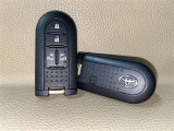 【スマートキー】キーを取り出さずにドアを施錠&解錠。クルマの始動も可能です。