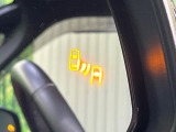 【ブラインドスポットモニター】走行中、ドアミラーの死角になりやすい箇所に後続車が接近するとサイドミラーのレンズに警告を表示!ドライバーに注意喚起をしてくれます。