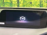 【8インチマツダコネクト】車内の雰囲気にマッチした大型のディスプレイ。スマホ接続でのナビ使用やBluetooth再生等、様々な機能が楽しめます。直感的なダイヤル操作が可能で、使い勝手も良好です。