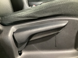 運転席にはドライバーの体型や好みに応じて前後方向だけでなく、高さの調整ができるシートリフターを装備!