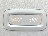 ●電動リアゲート:ワンタッチでリアゲートの開閉ができ、荷物などで両手が塞がっている状態でも簡単に開閉ができる便利機能です。