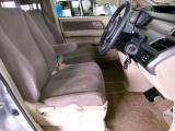 すわり心地の良い運転席・助手席です。長時間のドライブの疲れ軽減に貢献します。どうぞ快適なドライブを。