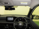 ドライバー目線で、使いやすく安全操作性と良好な視界を実現した運転席です。