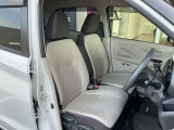 運転席もゆったりとお座り頂けます。