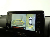 【全周囲モニター】車を上空から見下ろしたような映像をカーナビ画面に映し出し、車庫入れや縦列駐車をサポートしてくれます。